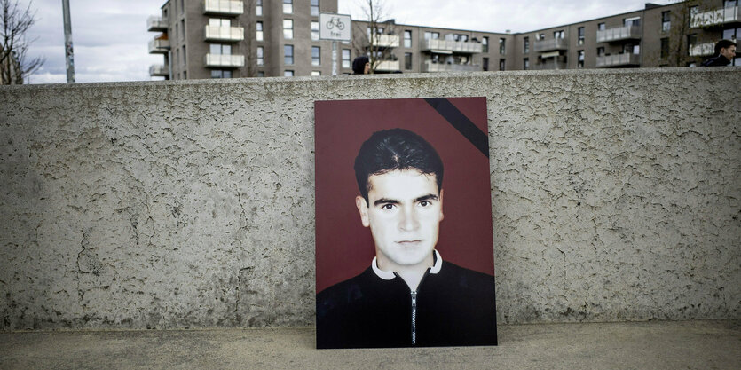 Ein Foto von Mehmet Turgut am Mahnmal im Neudierkower Weg auf der Gedenkveranstaltung für ihn.