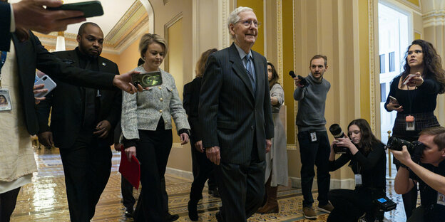Mitch McConnell geht am Mittwoch in Washington D.C. nach der Ankündigung seines Abgangs als Senatsführer der Republikaner für November an Fotografen vorbei