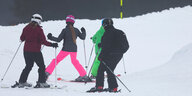 Sechs Paar Beine mit Skiern in einem Skilift