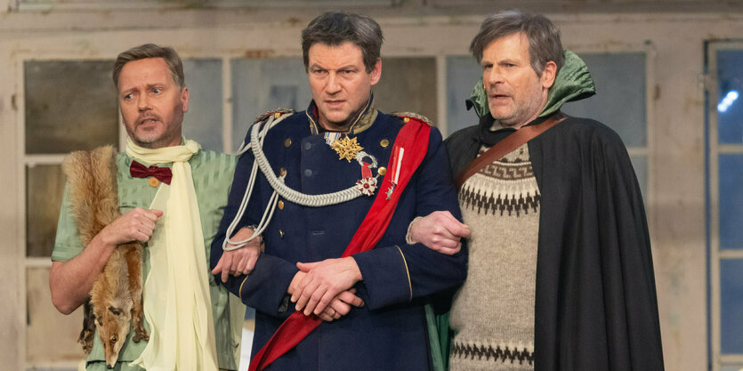 Christian Pfeil (l-r, als Finanzminister Lindner), Thomas Unger (als bayerischer Ministerpräsident Söder), Thomas Limpinsel (als Wirtschaftsminister Habeck), treten beim Starkbieranstich auf dem Nockherberg beim Singspiel auf