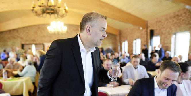 Leif-Erik Holm und Enrico Schult auf dem Landesparteitag der AfD Mecklenburg-Vorpommern im Kur- und Landhotel Borstel-Treff.