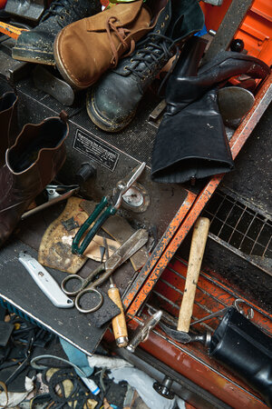 Alte Schuhe und Werkzeug