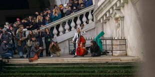 Sängerin mit Kontrabass und Zuschauer an der Rialto-Brücke