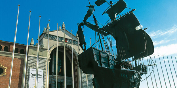 Die Skulptur eines Segelschiffes steht vor dem Eingang des Museo De America in Madrid