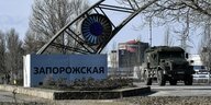 Ein gepanzertes Fahrzeug verlässt das Gelände des Saporischschja-Kernkraftwerks