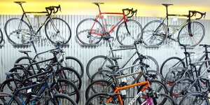 Fahrräder in einem Fahrradladen
