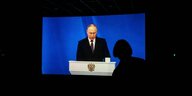 Präsident Wladimir Putin ist auf einem Bildschirm in einem Kino zu sehen
