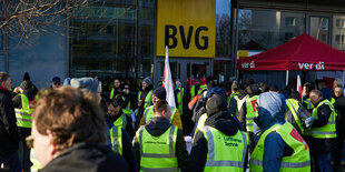 Zahlreiche Beschäftigte nehmen an einer Kundgebung vor der BVG-Zentrale teil.