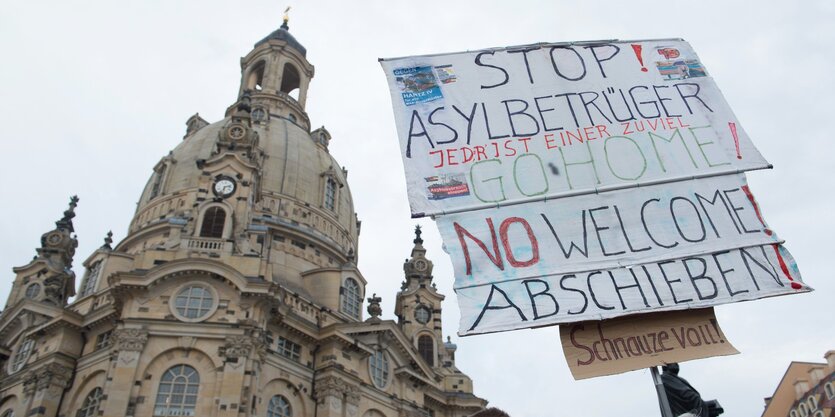 Pegida-Plakate vor der Frauenkirche in Dresden.