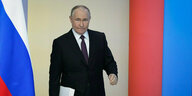 Der russische Präsident Wladimir Putin betritt einen Saal, um seine Rede zur Lage der Nation in Moskauzu halten.