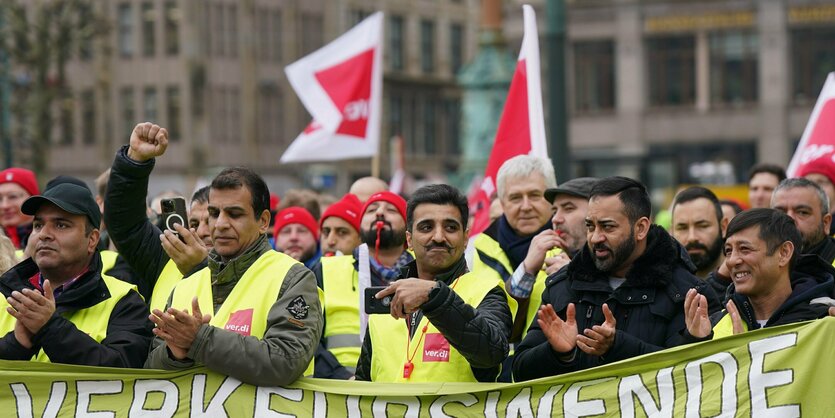 Demonstranten stehen hinter einem Banner mit der Aufschrift "Verkehrswende"