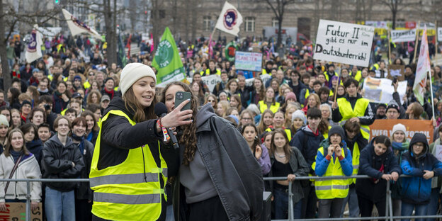 Das Bild zeigt den Klimastreik in Berlin
