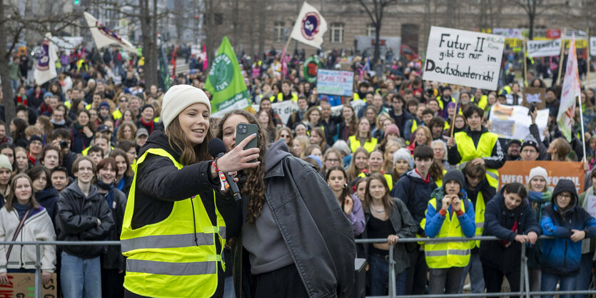 Das Bild zeigt den Klimastreik in Berlin