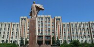 Eine Lenin-Statue steht vor dem Parlamentsgebäude in Tiraspol im Separatistengebiet Transnistrien.