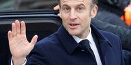 Emmanuel Macron, Präsident von Frankreich, hebt seine rechte Hand. Er wirkt, als würde er gleich reden, hat den Mund leicht geöffnet.