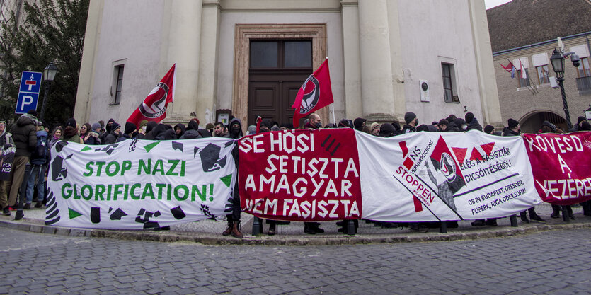 Protestierende gegen einen rechtsextremen Aufmarsch in Budapest