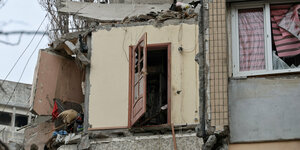 Ein zerstörtes Wohnhaus in Odessa, in der Hauswand öffnet sich eine Zimmertür