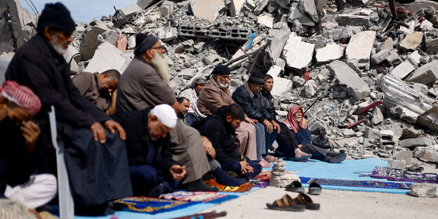 Gebet vor zerstörter Moschee in Gaza