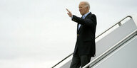 Joe Biden verlässt ein Flugzeug und winkt