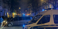 Nächtliche Szene von Polizeieinsatzfahrzeugen, die eine städtische Straße absperren
