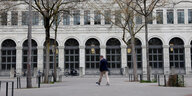 Ein Mann läuft vor einem Gebäude in Zürich