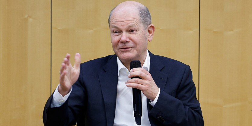 Olaf Scholz spricht in ein Mikrofon