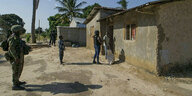 Ruandische Soladten in einem Dorf in Mosambik