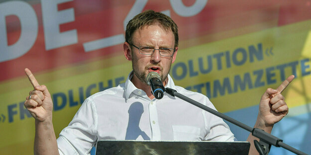 Der neue AfD-Bürgermeister Rolf Weigand spricht bei einer Wahlkampfsveranstaltung an einem Pult in ein Mikrofon