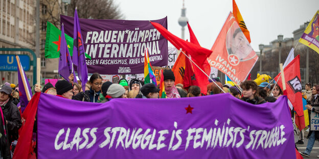 Unter dem Motto Internationaler Frauentag 8. März demonstrieren ca. 5.000 Demonstrierende am 8.3.2023 in Friedrichshain. Auf dem Fronttransparent steht "Class Struggle is Feminist Struggle".