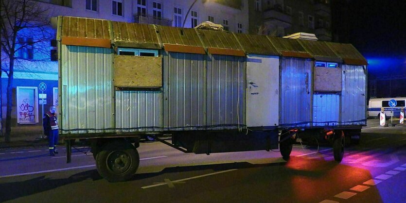 Ein Bauwagen auf nächtlicher Straße