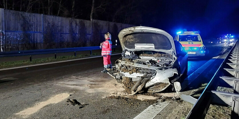 Ein zerstörtes Auto an einer Unfallstelle