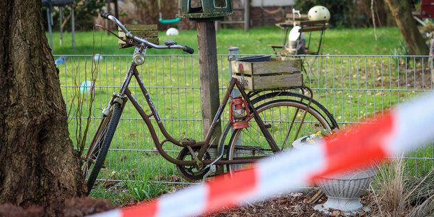 Ein Fahrrad lehnt am Zaun des Grundstück in Westervesede