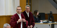 Die Bundesanwälte Alexander Sylla (links) und Malte Merz stehen im Gerichtssaal des Oberlandesgerichts Koblenz in roten Roben