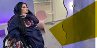 Melis Gedik im Rollstuhl schminkt sich vor einem Spiegel