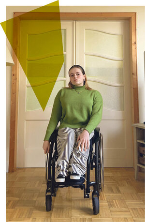Portrait von Alana Reimer mit grünem Oberteil und grauen Hose