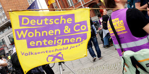 Das Foto zeigt eine Fahne mit dem Aufdruck "Deutsche Wonen & Co enteignen"