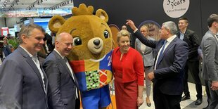 Auf der ITB am Berlin-Brandenburg-Stand: Kai Wegner und Franziska Giffey posieren mit Albert, dem Maskottchen für die Fußball-EM, ein touristisches Zugpferd in diesem Sommer