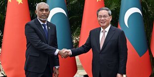 Mohamed Muizzu und Li Qiang schütteln die Hände