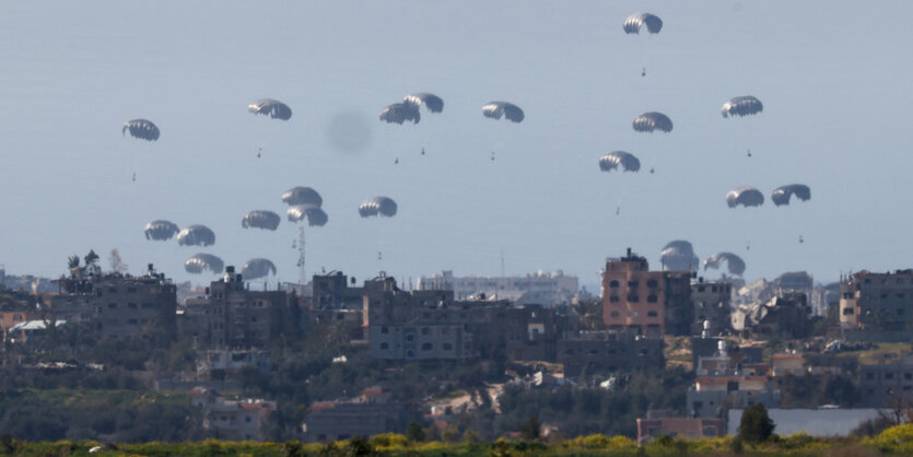 Fallschirme über der Skyline von Gaza