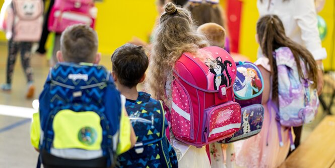 Schulkinder stehen bei einer Einschulungsfeier in Berlin