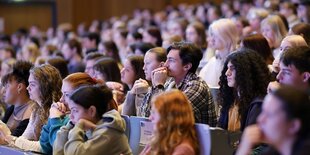 Viele Studierende in einem Hörsaal