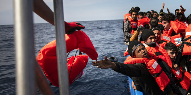 Gerettete Migrant:innen bei Sea-Watch Rettungsaktion im zentralen Mittelmeer, 6. März 2024