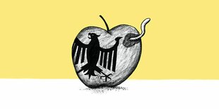 Aus einem Apfel mit dem Bundesadler kriecht ein Wurm