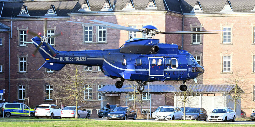 Im Innenhof eines Behördenzentrums startet ein Hubschrauber der Bundespolizei, in dem möglicherweise die frühere RAF-Terroristin Daniela Klette zum Bundesgerichtshof (BGH) zu einem Haftprüfungstermin gebracht worden sein könnte