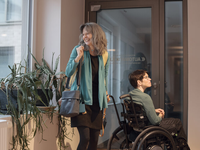 Mirjam Giese und Simone Görner im Inneren des Hauses