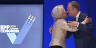 Mit einem Wangenkuss gratuliert Polens Premier Donald Tusk Ursula von der Leyen zur EVP-Spitzenkandidatur für die Europawahl