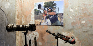 Ein Bild an der Wand von Issam Aballah und Überreste seiner Fotoausrüstung zum Gedenken