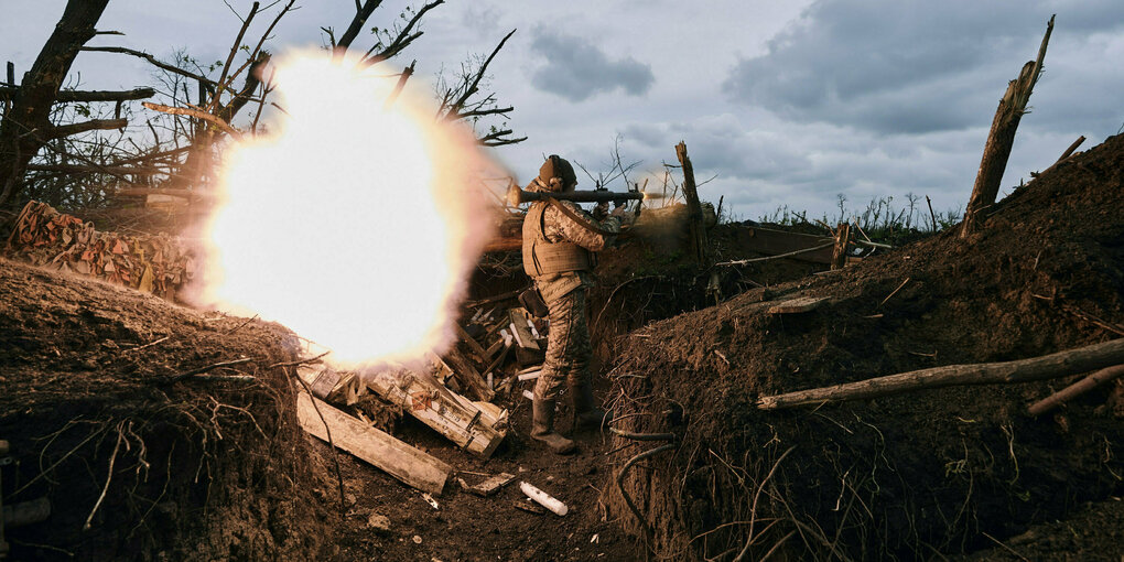 Ein ukrainischer Soldat feuert eine Panzerfaust auf russische Stellungen an der Frontlinie in der Nähe der Stadt Donezk