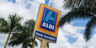 Aldi-Schild zwischen Palmen