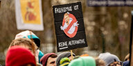 Teilnehmer der Demonstration gegen rechts halten ein Plakat mit der Aufschrift «Faschismus ist keine Alternative» in die Höhe